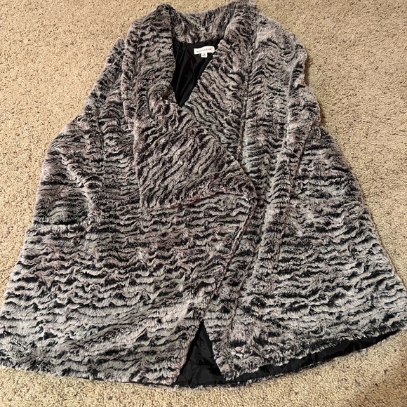 Fuzzy vest - Picture 2 of 3